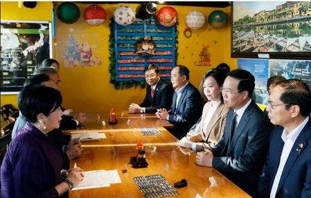 Chủ tịch nước Võ Văn Thưởng và Phu nhân cùng Thống đốc Tokyo Koike Yuriko tới thăm và thưởng thức tại nhà hàng bánh mì Xin chào. Ảnh: TTXVN