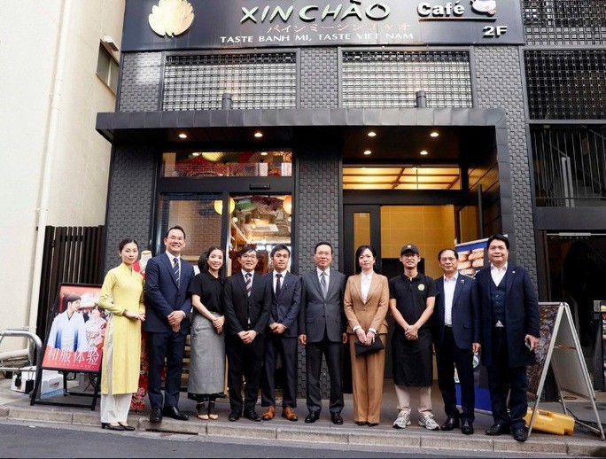 Chủ tịch nước Võ Văn Thưởng và Thống đốc Tokyo thăm nhà hàng bánh mì Xin chào - 2