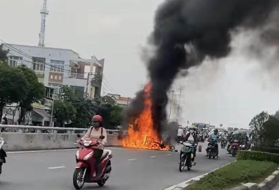 Ngọn lửa bùng lên dữ dội sau khi 2 xe máy va chạm
