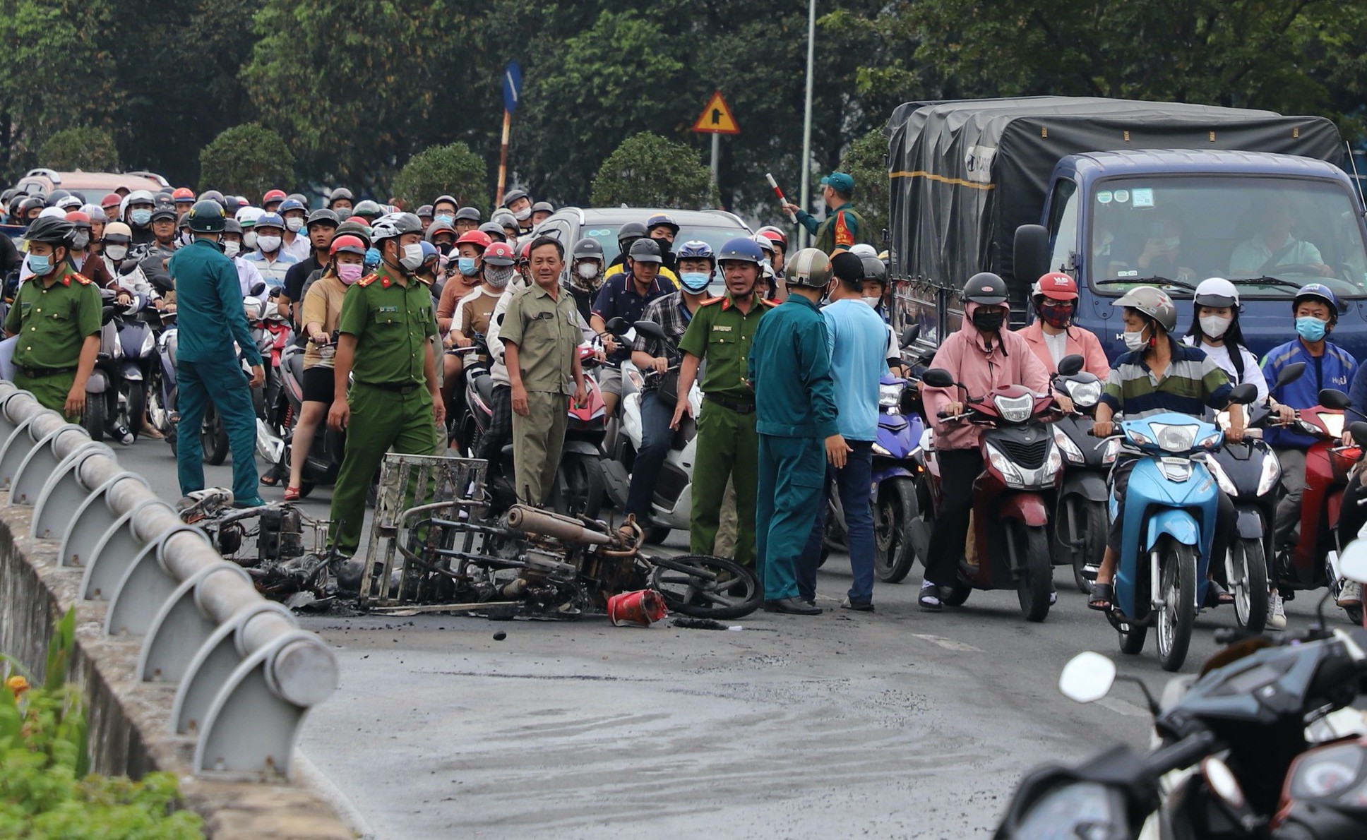 2 xe máy bốc cháy sau va chạm, nghìn người ở TP.HCM “chôn chân” trên đường - 2