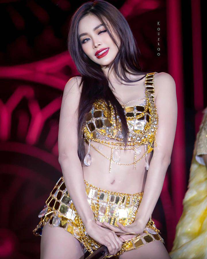 Hoa hậu hot nhất Thái Lan có 3,4 triệu người theo dõi bị la ó mặc đồ và diễn phản cảm - 6