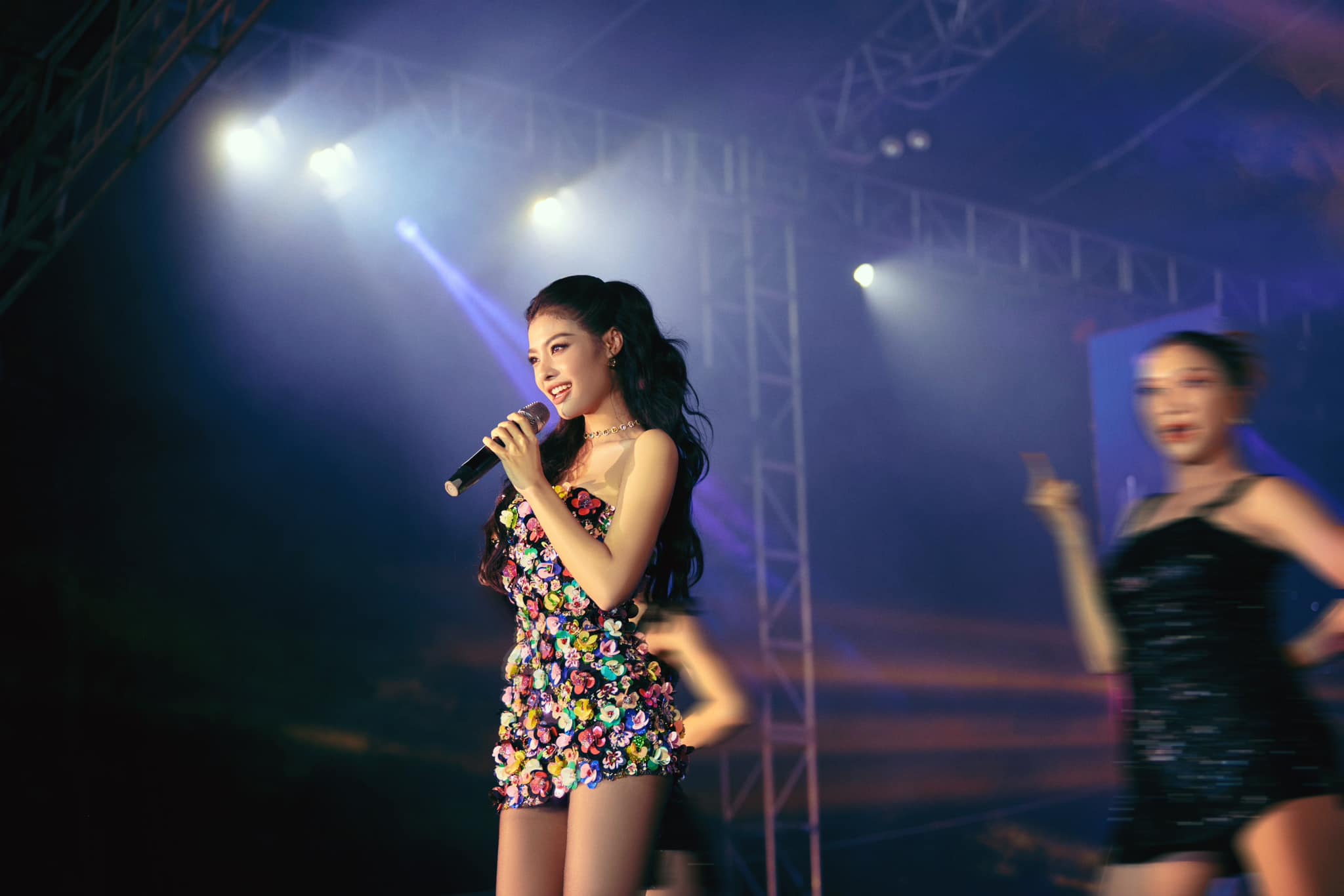 Mỹ nữ Quảng Nam mặc váy ngắn trình diễn trên sân khấu gây tranh cãi - 2