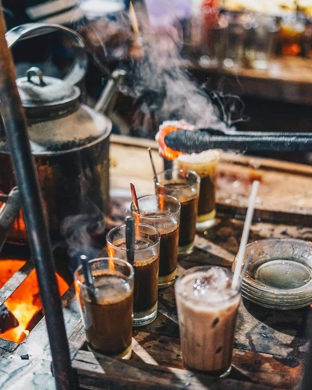 Bỏ than nóng vào cà phê, thức uống “hot trend” có hại cho sức khỏe nhưng vẫn hút khách - 4