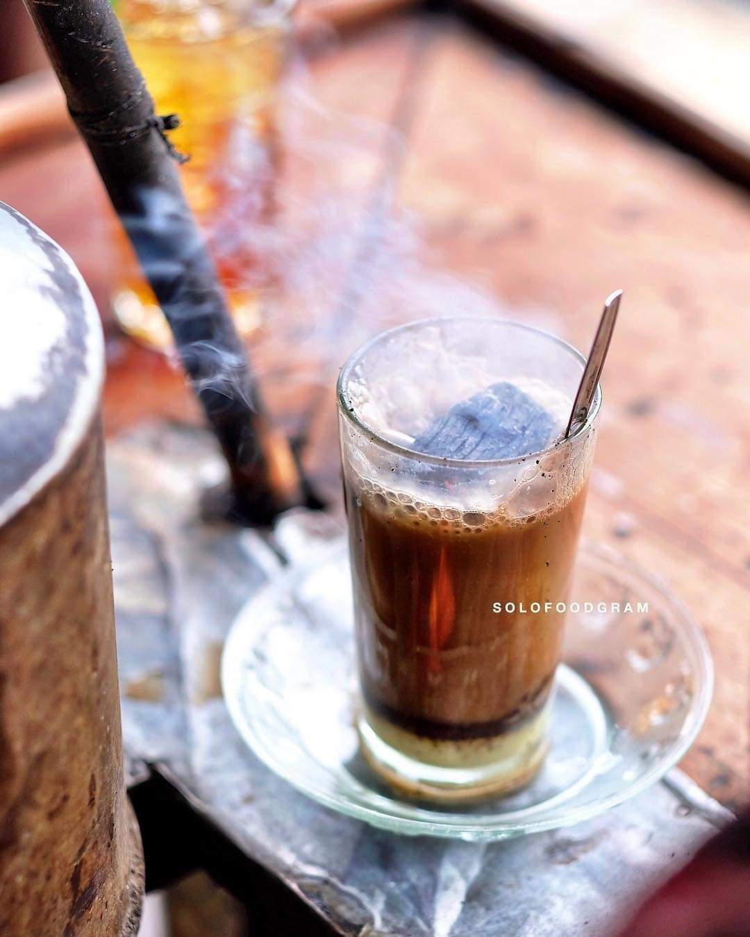 Bỏ than nóng vào cà phê, thức uống “hot trend” có hại cho sức khỏe nhưng vẫn hút khách - 6