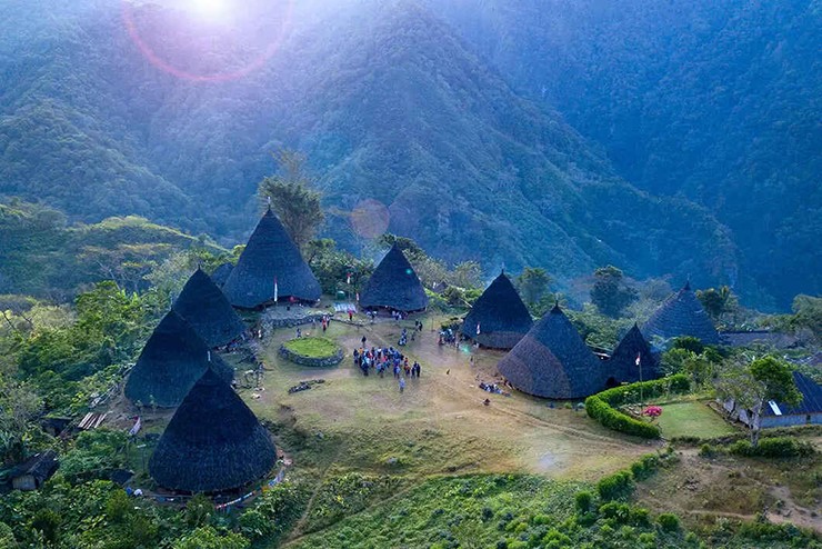 Làng Wae Rebo ở Indonesia dành cho những ai muốn trải nghiệm cuộc sống yên bình và thoát khỏi nhịp sống bận rộn. Nơi đây có hệ động thực vật rất đa dạng và một số túp lều độc đáo, khiến du khách cảm thấy như được hòa mình vào với thiên nhiên.
