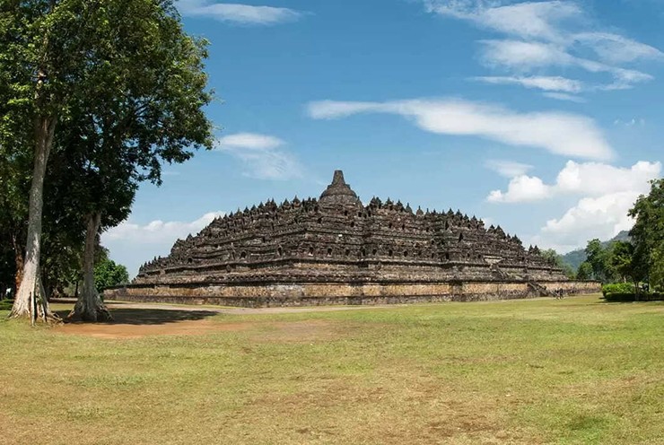 Borobudur là một quần thể chùa Phật giáo và là địa điểm nổi tiếng được UNESCO công nhận ở trung tâm Java. Mọi người đến đây để chiêm ngưỡng kiến trúc vĩ đại và thưởng thức các hoạt động tôn giáo. Vẻ đẹp của tour du lịch ngắm bình minh ở Borobudur rất nổi tiếng với khách du lịch.
