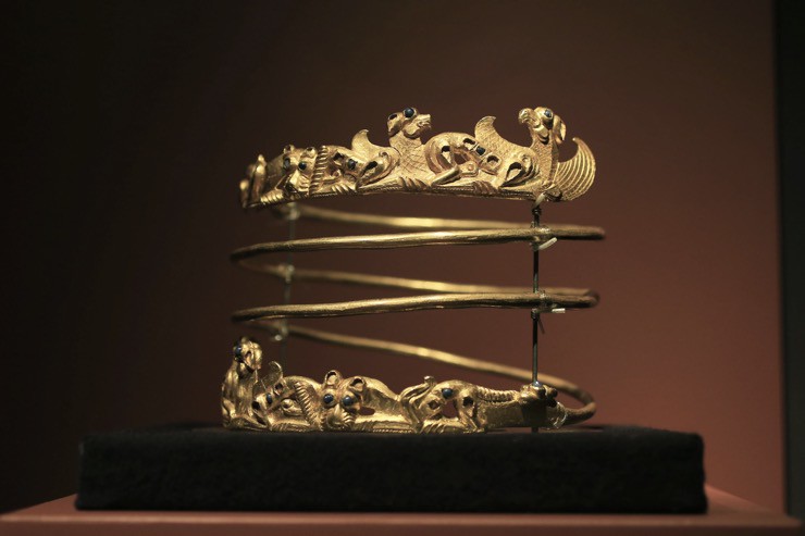 Chiếc vòng bằng vàng có từ thế kỷ thứ 2, ước tính nặng hơn 1kg.