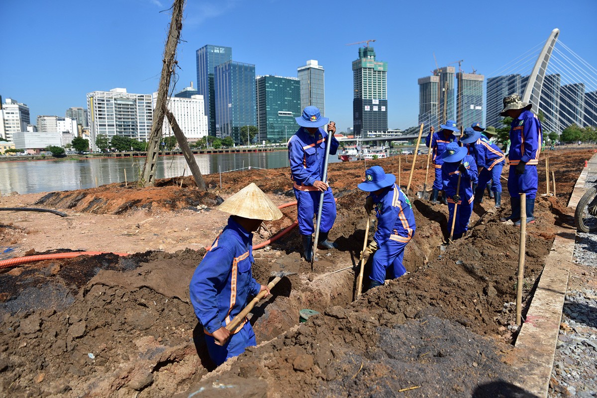 Bên cạnh trồng hoa, làm đất, đơn vị thi công tiếp tục đào hào, lắp đặt hệ thống tưới nước tự động cho hoa, tiểu cảnh, cây xanh… bên bờ sông đã và đang được trồng.