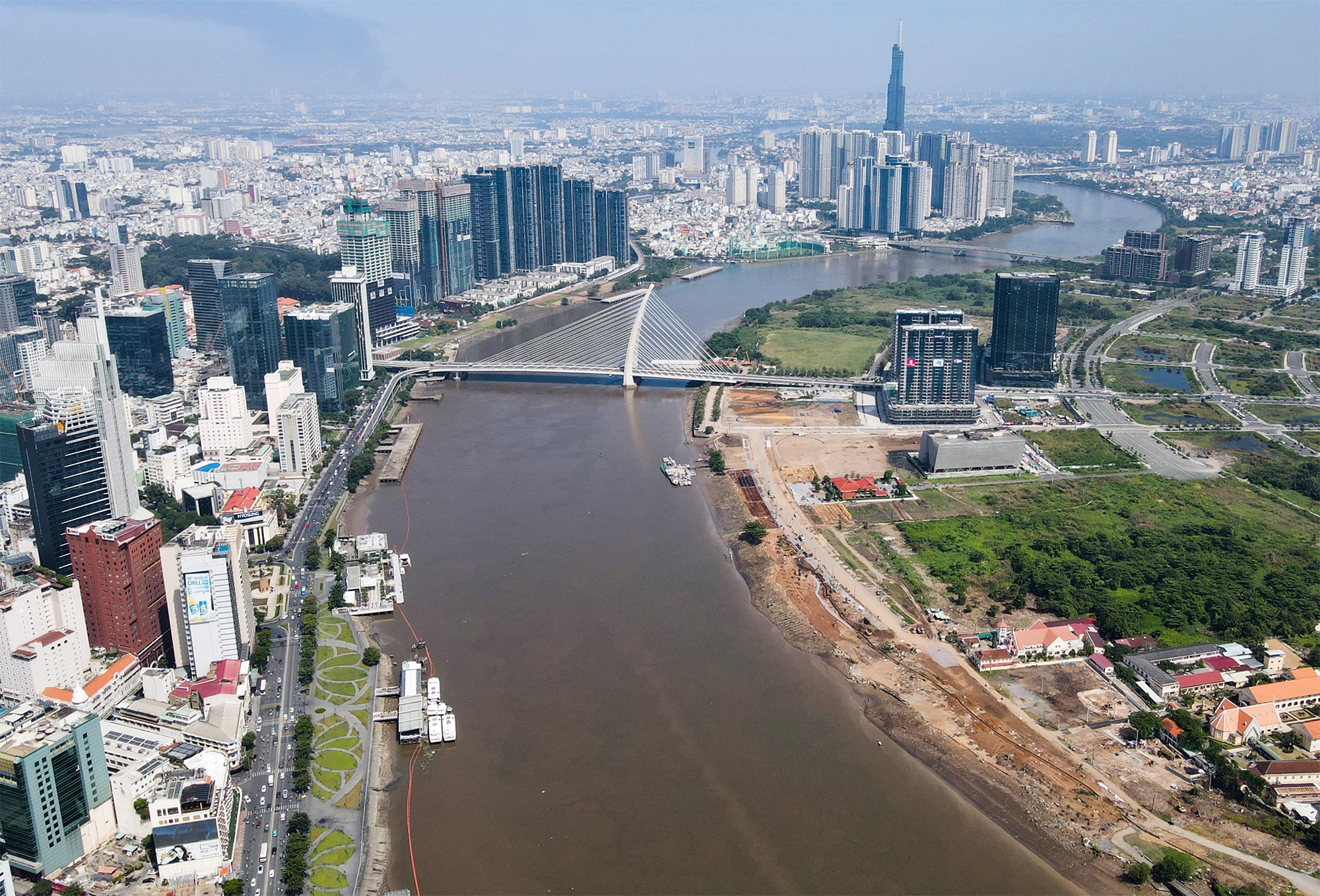 Đoạn bờ sông khu vực Thủ Thiêm, đối diện công viên bến Bạch Đằng, quận 1 được cải tạo dài 830m từ nóc hầm Thủ Thiêm đến cầu Ba Son. Các hạng mục được thực hiện gồm&nbsp;cải tạo cầu tàu, thiết kế công viên đá, công viên ven sông Sài Gòn, công viên sinh thái, chuỗi bè nổi thuỷ sinh, đài phun nước, cánh đồng hoa hướng dương, hệ thống đèn LED cổ động, quảng cáo, trận địa pháo hoa.