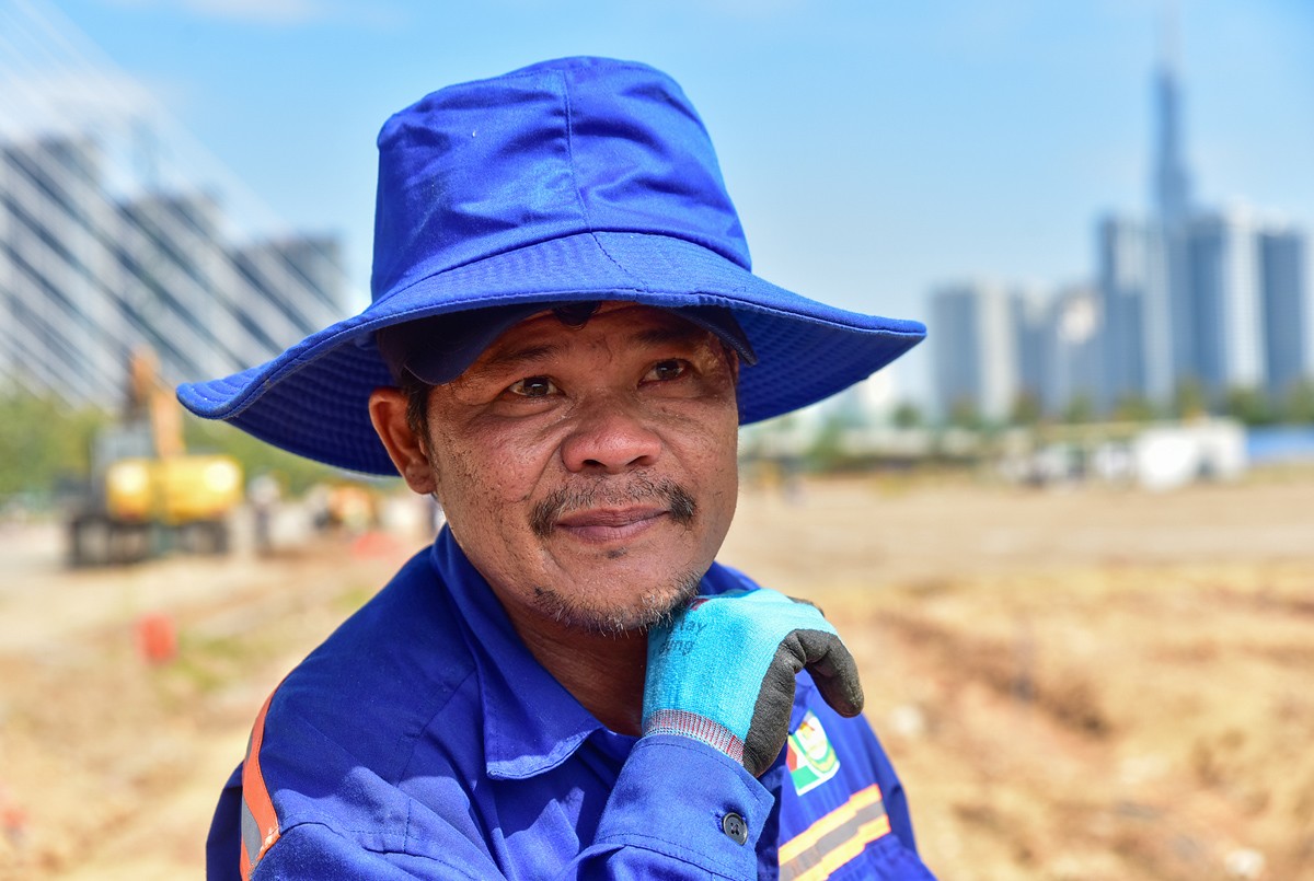 Ông Đinh Quang Tuấn cùng các đồng nghiệp liên tục tập kết bầu hoa tới các luống, chuẩn bị cho các nhóm khác phụ trách trồng.&nbsp;Nam công nhân cho biết so với mấy hôm trước thời tiết hôm nay trồng hoa lại nắng gắt hơn, ai cũng ướt đẫm mồ hôi.