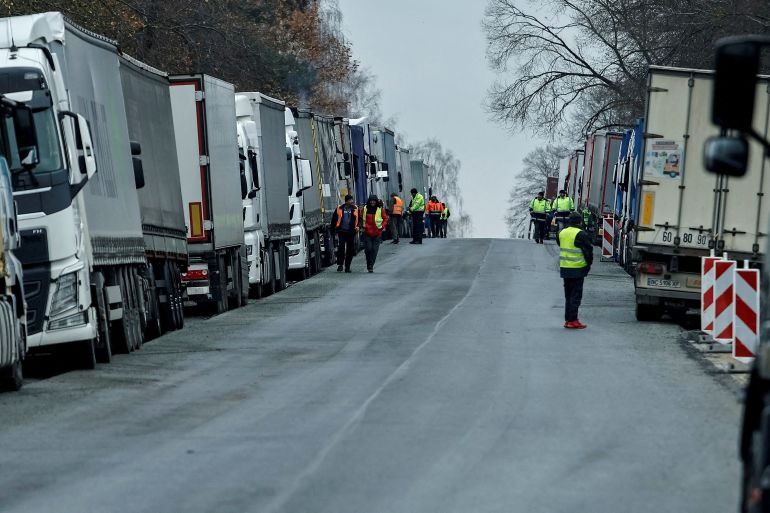 Xe tải Ukraine xếp hàng dài để chờ thông quan qua biên giới Ba Lan - Ukraine gần làng Korczowa, Ba Lan, ngày 19/11. Ảnh: Reuters