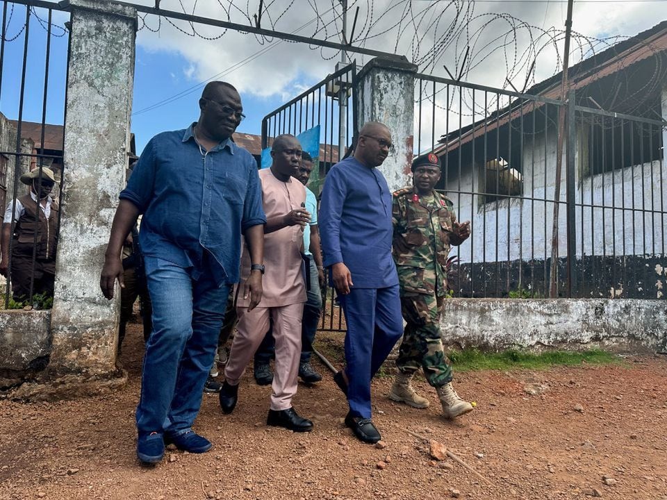 Các quan chức chính phủ tới kiểm tra nhà tù Pademba Road sau khi nó bị tấn công bằng rocket. Ảnh: Reuters