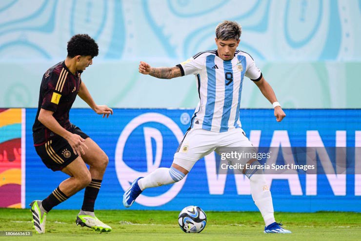 Trận đấu giữa U17 Đức (áo thẫm) và U17 Argentina diễn ra căng thẳng