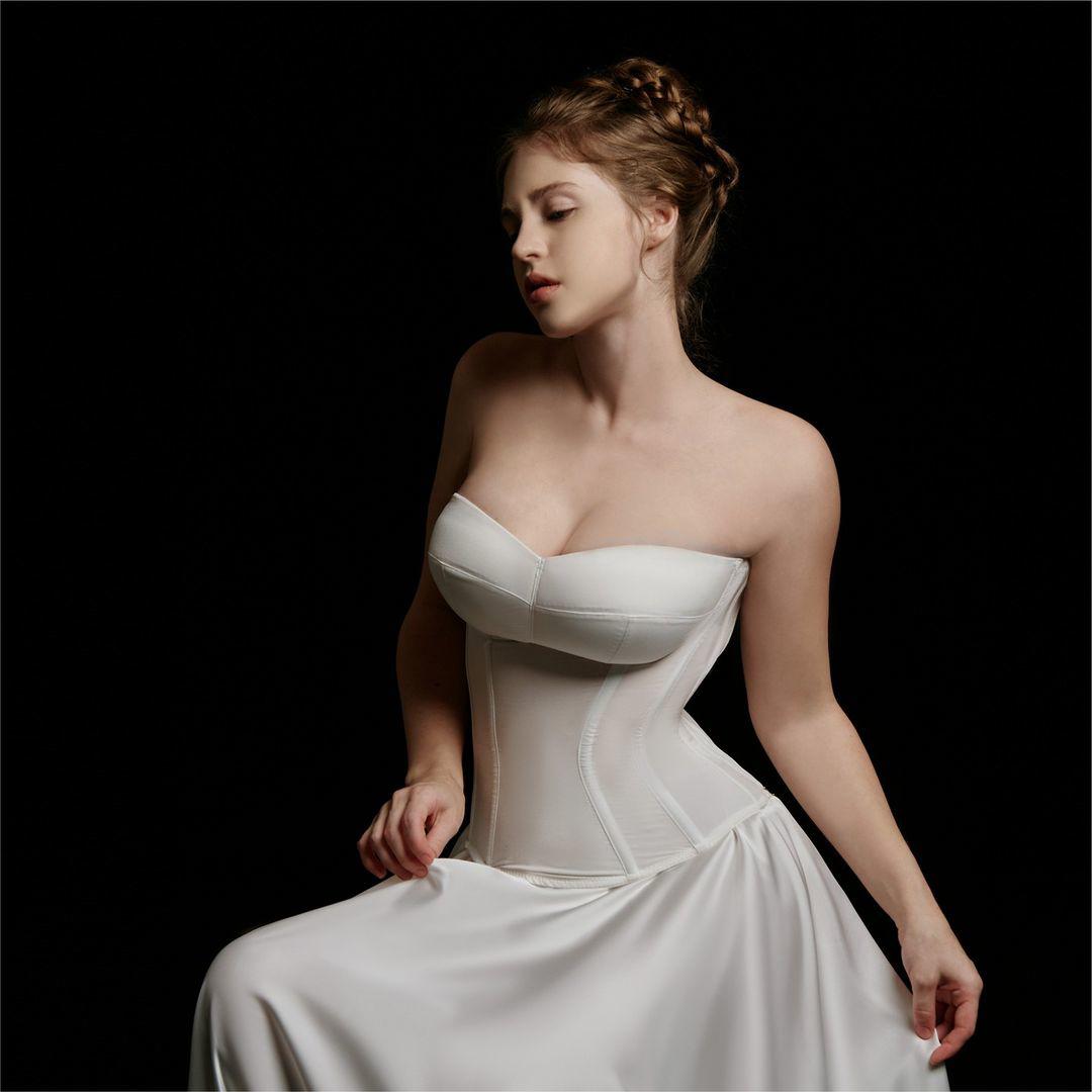 Ở bộ ảnh đầu tiên, cô diện&nbsp;corset trắng phối cùng chân váy dáng dài. Thiết kế với phần thân trên ôm sát, tôn số đo vòng 1 và vòng eo thon.