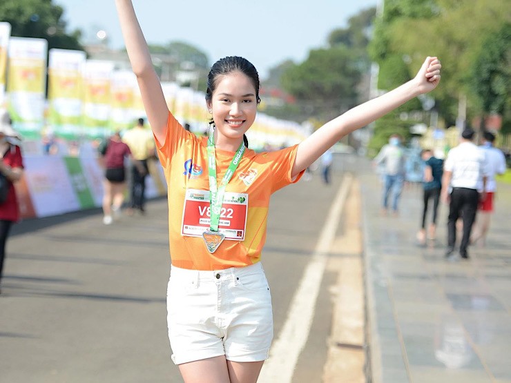 Á hậu Phương Anh với outfit năng động tham gia giải chạy marathon ở Gia Lai.
