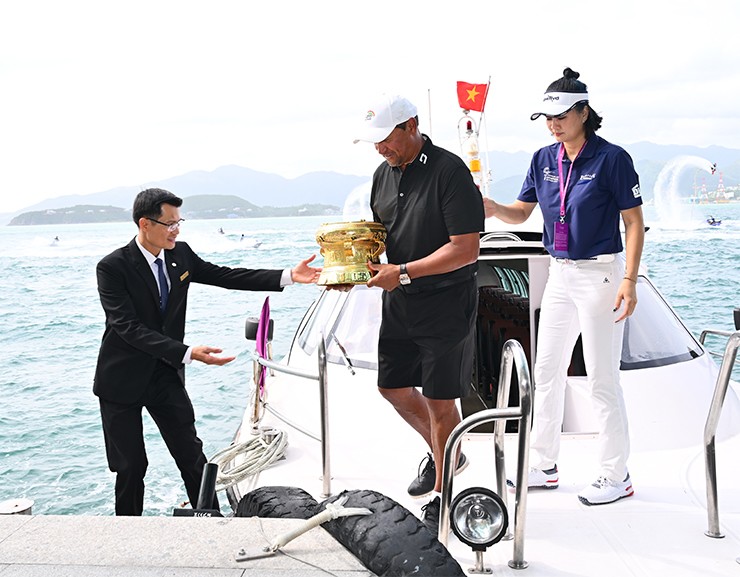 Người đẹp bóng chuyền Kim Huệ đi du thuyền, tranh tài giải golf 31 tỷ đồng