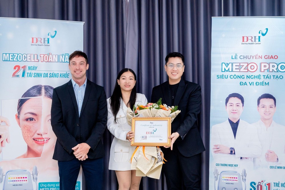 Đại diện hãng (bên trái) và CEO Ngọc Huy (bên phải) ký kết chuyển giao thành công
