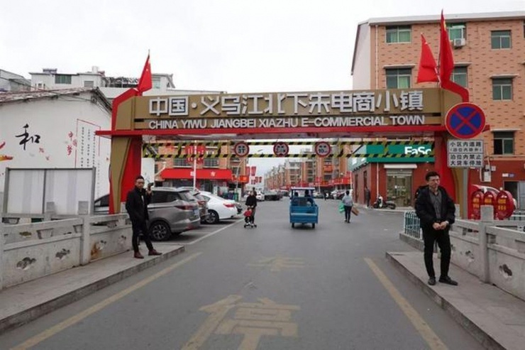 Làng Beixiazhu nằm trong khu chợ hàng hóa nhỏ nổi tiếng nhất Nghĩa Ô, Chiết Giang, Trung Quốc. Ngôi làng này nổi tiếng là nơi giàu lên nhờ nghề bán hàng livestream.