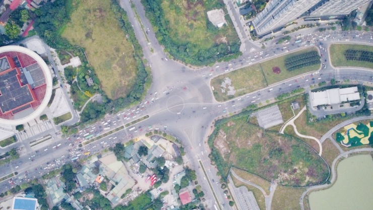Cuối năm 2022, Hà Nội phân luồng giao thông, thí điểm bỏ đèn tín hiệu và không dựng vòng xuyến cứng ở khu vực nút giao Mễ Trì - Lê Quang Đạo - Châu Văn Liêm với mục đích giảm ùn tắc giao thông.