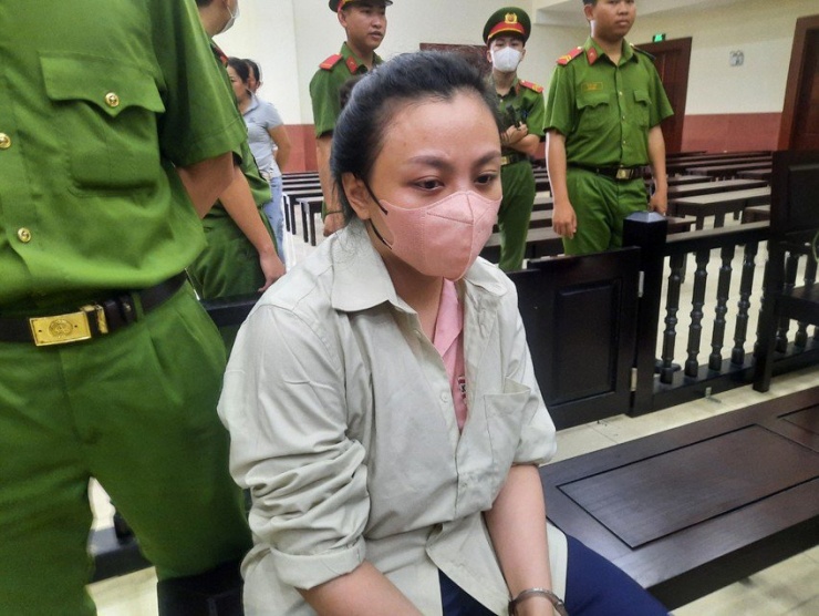 Bị cáo Võ Thùy Linh có mặt rất sớm để nghe tòa tuyên án. Ảnh: MINH CHUNG