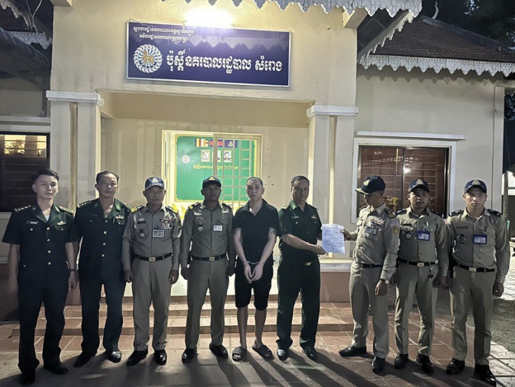 Đồn Biên phòng cửa khẩu Mỹ Quý Tây tiếp nhận Hà Hỗ Tin từ Đồn Công an hành chính Sôm Rông, Campuchia. Ảnh: BP