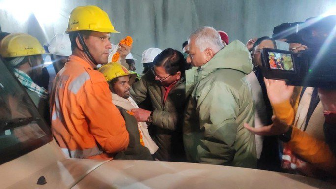 Cứu được 41 công nhân Ấn Độ mắc kẹt 17 ngày trong đường hầm - 1