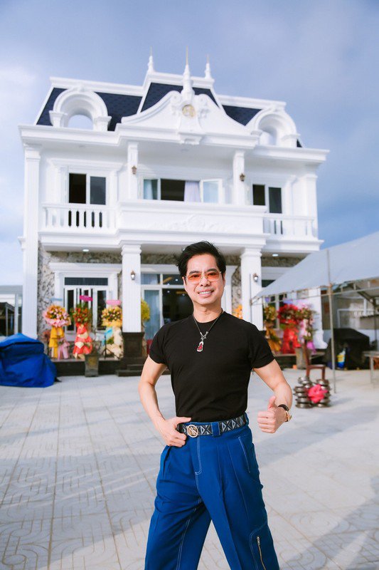 Mới đây, danh ca Ngọc Sơn khiến khán giả trầm trồ khi hoàn thành căn biệt thự trắng tại xã đảo Tam Hải, huyện Núi Thành, tỉnh Quảng Nam - quê nội anh.