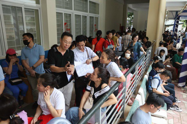 Phụ huynh xếp hàng xuyên đêm để nộp hồ sơ tuyển sinh vào lớp 10 tại Hà Nội trong năm học 2023-2024
