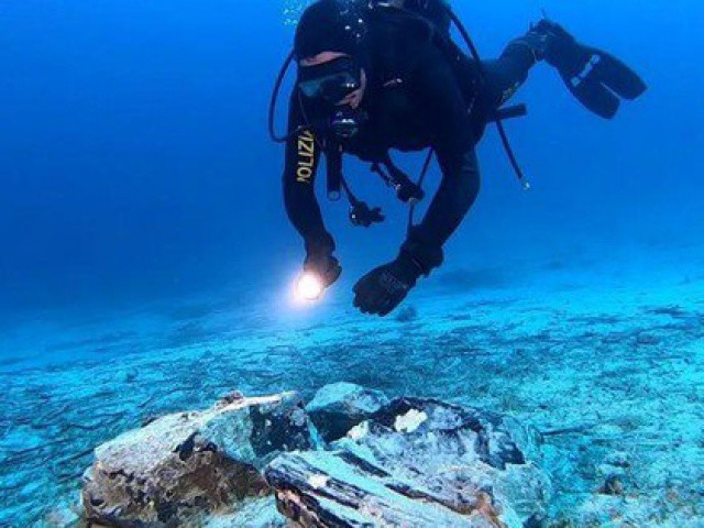 Kho báu hắc diện thạch rơi ra từ “tàu ma” 5.000 năm tuổi