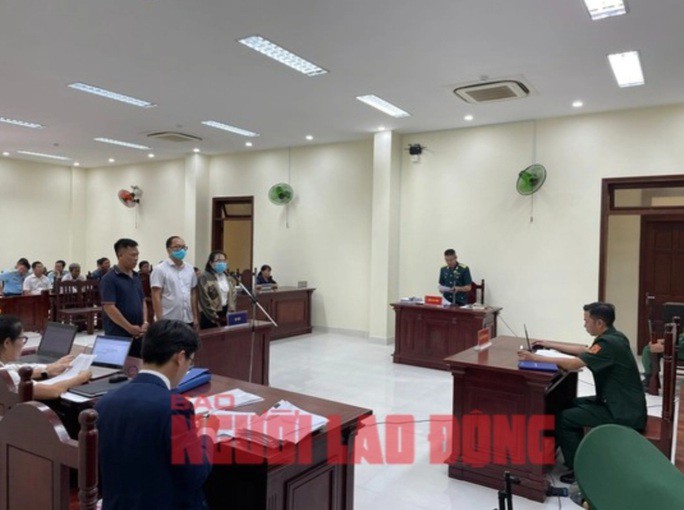 Ba bị cáo tại phiên tòa sáng 17-8 (cựu thiếu tá Hoàng Văn Minh ở giữa). Ảnh: KN