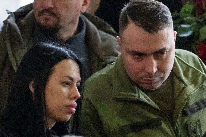 Giám đốc tình báo quân đội Ukraine Kyrylo Budanov và vợ tại một buổi lễ tưởng niệm hồi tháng 1. Ảnh: Reuters
