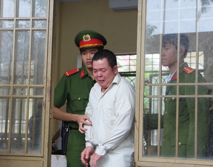 Bị cáo Tiên bật khóc sau khi bị tòa tuyên án 8 năm tù