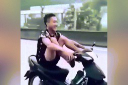Thót tim xem clip 'quái xế' điều khiển xe máy bằng chân chạy trên Quốc lộ