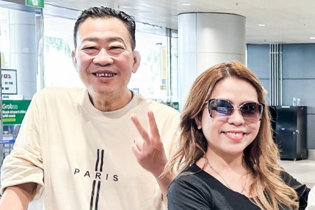 Nhạc sĩ Lê Quang về nước sau 4 năm phẫu thuật cắt bỏ bàn chân tại Mỹ