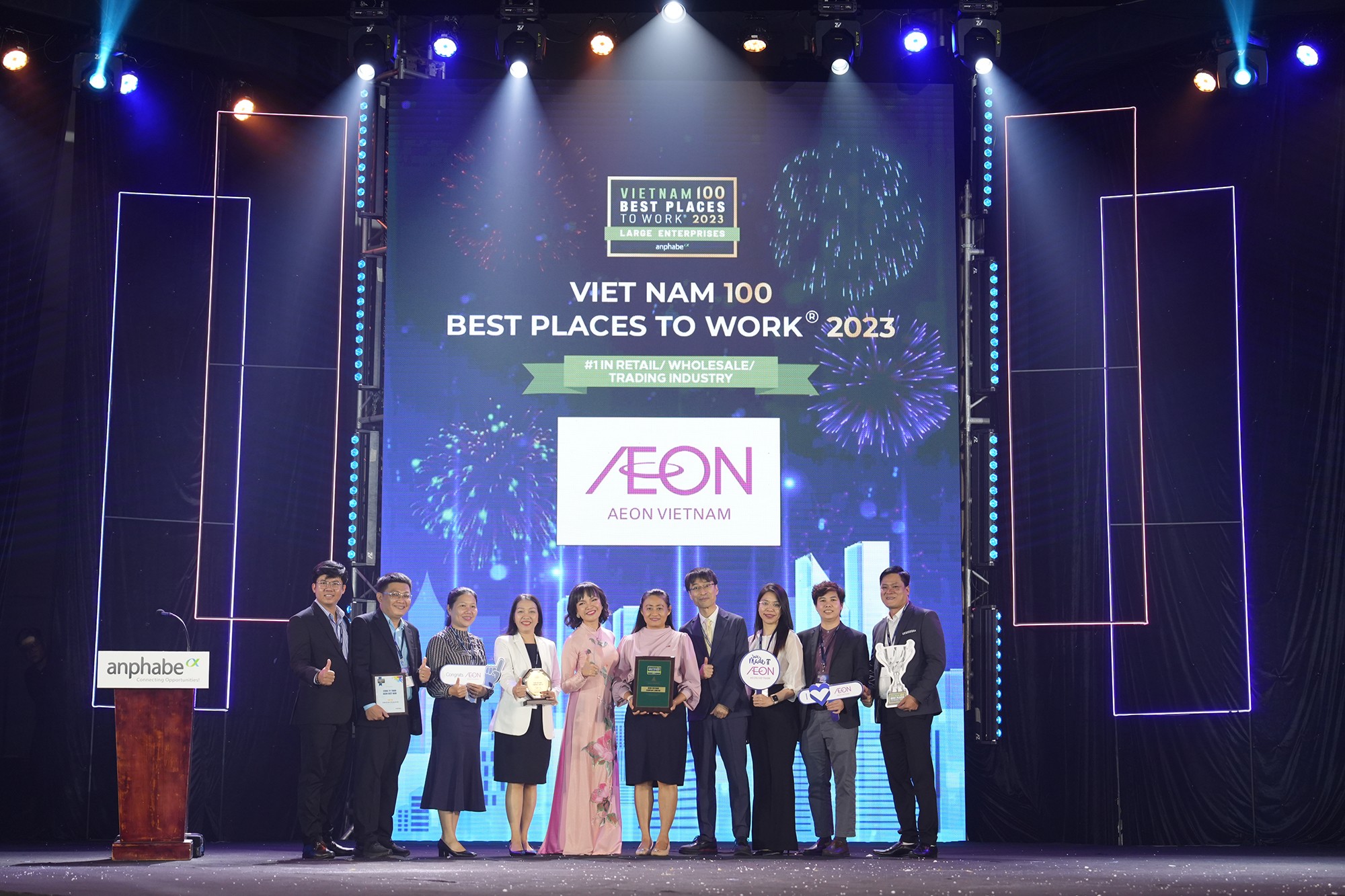 Các đại diện của AEON Việt Nam nhận giải thưởng Top 1 Nơi làm việc tốt nhất Việt Nam ngành bán lẻ, bán sỉ và thương mại