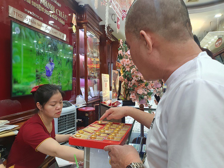 Giá vàng cao nhất lịch sử: Bất ngờ “đại gia” ôm gần 2 tỷ đồng mua vàng cất két - 7