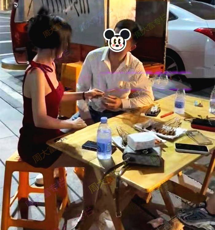 Bữa hẹn hò đầu tiên của cặp đôi diễn ra ở quán ăn ven đường.