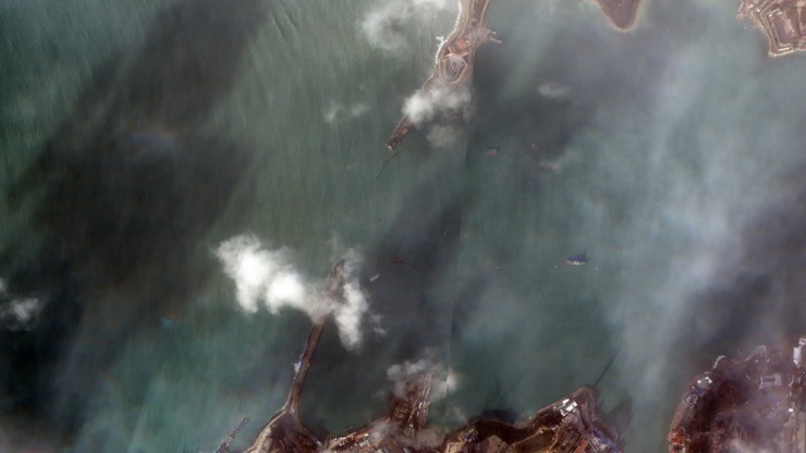 Ảnh vệ tinh hé lộ phòng tuyến ven biển của Nga ở Crimea bị hư hại vì bão lớn - 1