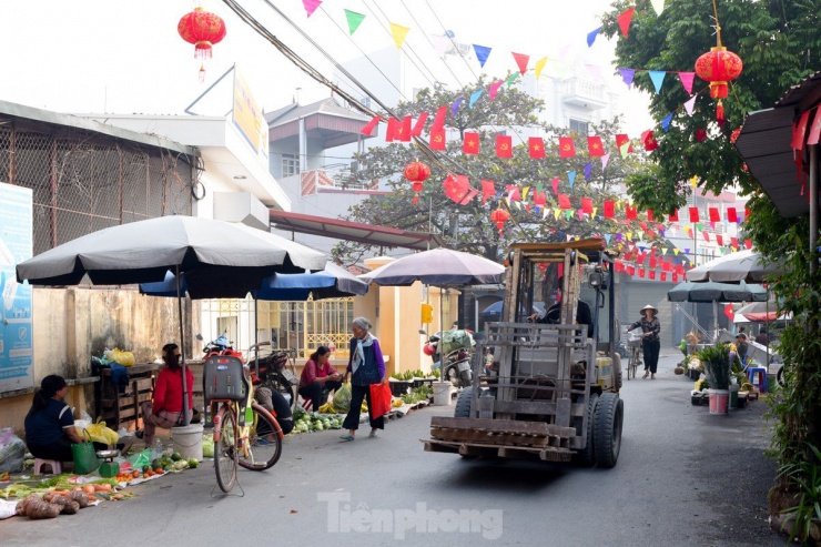 Việc bày bán hàng hoá ở lòng đường trong khi nhiều phương tiện di chuyển tiềm ẩn nhiều nguy cơ mất an toàn giao thông.