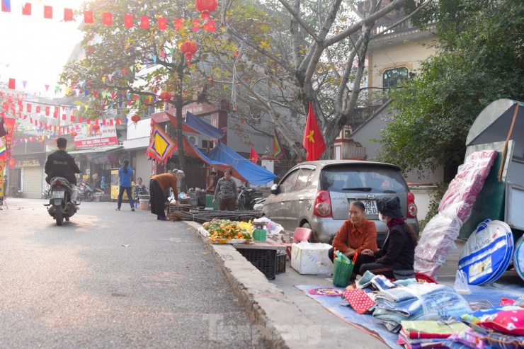 Bên ngoài và dọc các con đường, ngõ ngách xung quanh khu chợ, xuất hiện rất nhiều tiểu thương buôn bán ngay dưới lòng, lề đường.