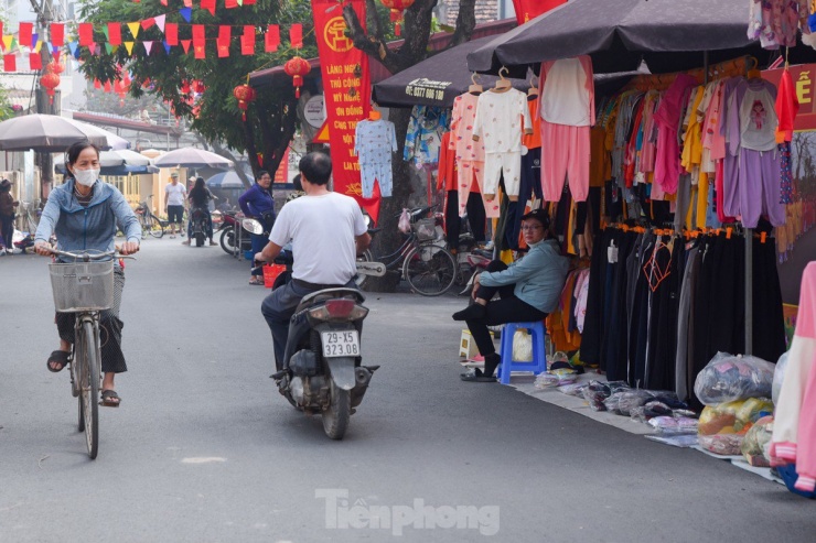 Ghi nhận của Tiền Phong , tại khu vực trước cổng trụ sở UBND xã Sơn Đồng và Trường Mầm Non xã Sơn Đồng xuất hiện rất nhiều gian hàng ngay dưới lòng đường.