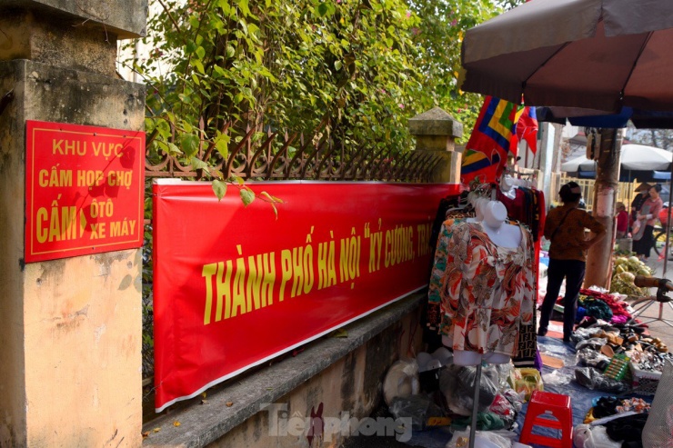 Ngay tại trụ sở UBND xã Sơn Đồng, dù đã có bảng thông báo "Khu vực cấm họp chợ" nhưng các tiểu thương vẫn bày hàng ra bán tràn lan, bất chấp quy định.