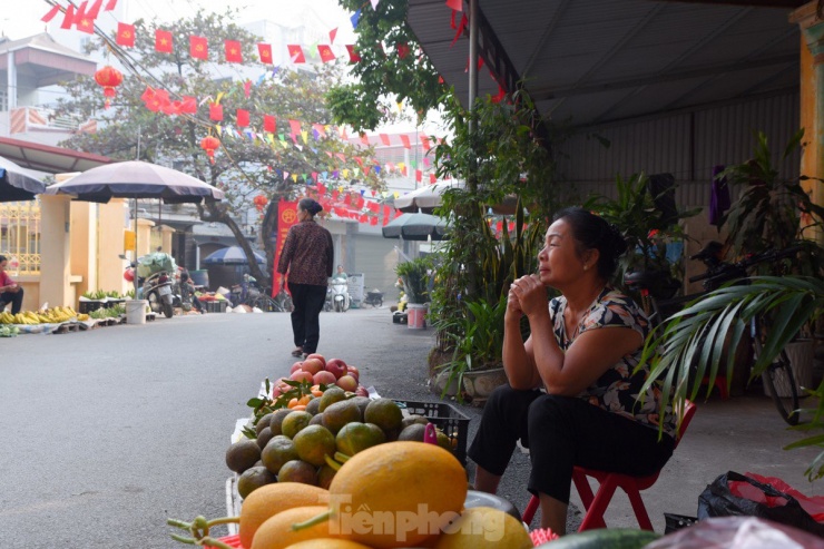 Một gian hàng bán hoa quả dưới lòng đường, đối diện cổng trụ sở UBND xã Sơn Đồng.