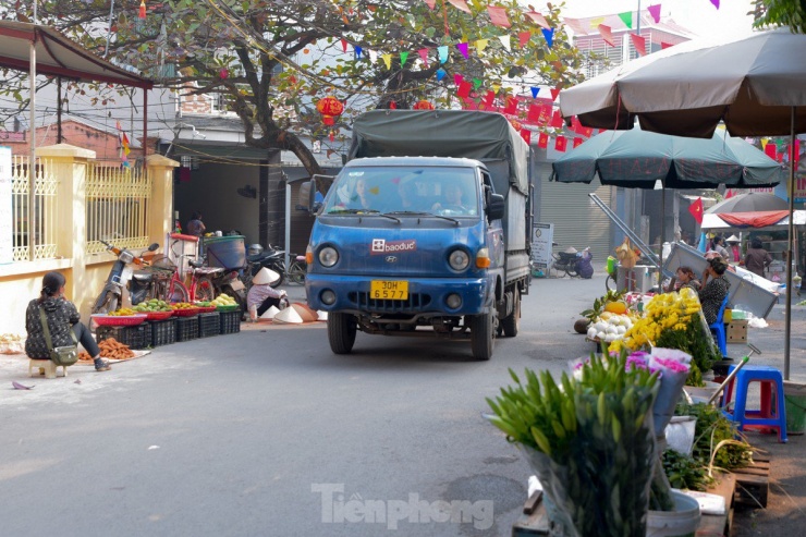 Chợ tiền tỷ xây xong bỏ hoang, tiểu thương phải xuống lòng đường buôn bán - 9