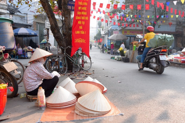 Chia sẻ với Tiền Phong , Ông Nguyễn Viết Hùng - Chủ tịch UBND xã Sơn Đồng cho biết: "Dự án chợ Sơn Đồng sau khi hoàn thành, chúng tôi đã đề xuất với UBND huyện để UBND huyện đề xuất với Bộ Công Thương để phân hạng chợ. Tuy nhiên, phía trên quản lý cho rằng, khu chợ chúng tôi thực hiện vẫn còn những thiếu sót, vẫn vướng mắc ở khâu phân hạng chợ".