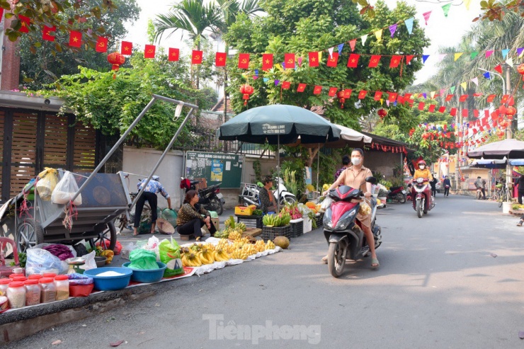 Chợ tiền tỷ xây xong bỏ hoang, tiểu thương phải xuống lòng đường buôn bán - 11