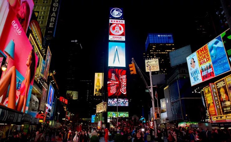 New York, Mỹ:Khách du lịch đổ xô đến trung tâm New York để chiêm ngưỡng ánh đèn nhấp nháy, chương trình biểu diễn ở sân khấu Broadway, siêu thị và cảnh tượng ngoạn mục bao gồm cả những nhân vật hóa trang đang háo hức tạo dáng chụp ảnh. 
