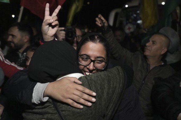 Một người Palestine được chào đón sau khi được Israel phóng thích tại thị trấn Ramallah ở Bờ Tây vào ngày 29 -11. Ảnh: AP