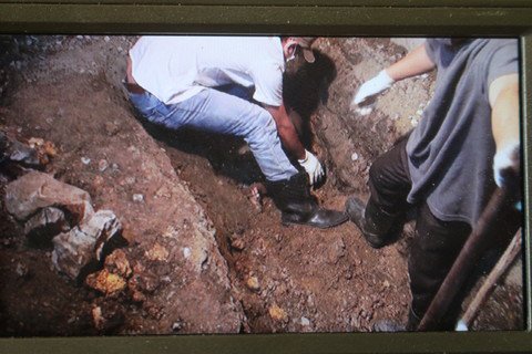 Cơ quan chức năng khai quật tử thi từ chiếc hố trong nhà