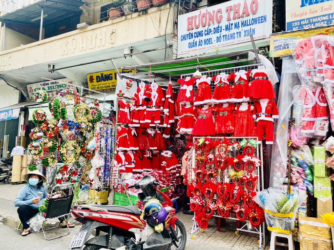 Cửa hàng kinh doanh trên đường Hải Thượng Lãn Ông (quận 5) bày bán đồ trang trí Noel phía trước